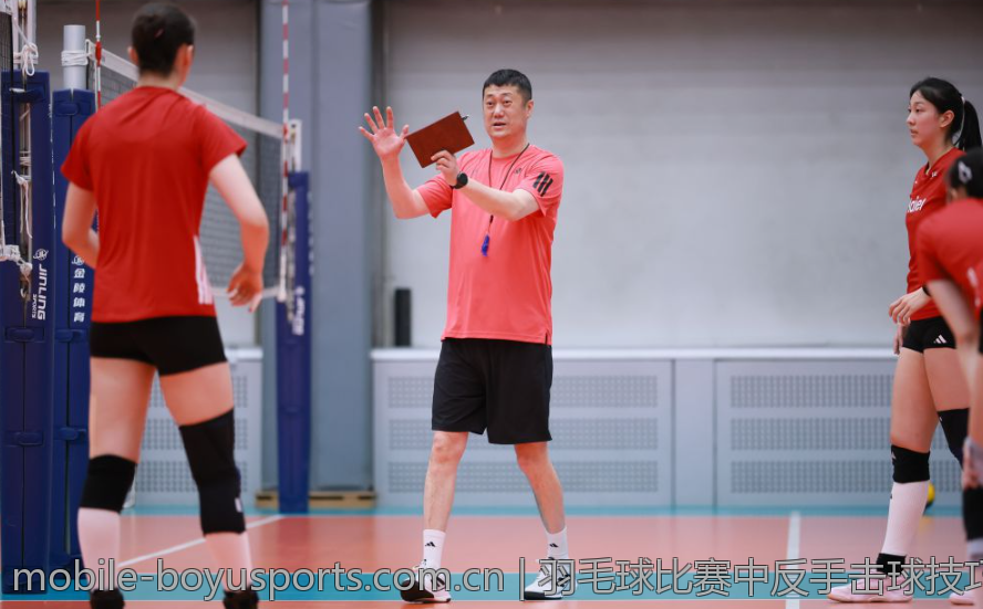 羽毛球比赛中反手击球技巧专项训练